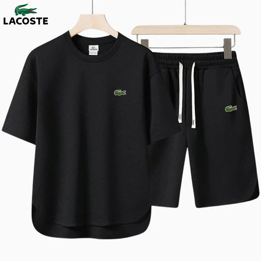 LACOSTE – Ensemble de base composé d’un t-shirt et d’un short